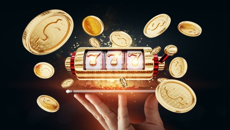 Máy slot quay miễn phí được bao quanh bởi chip sòng bạc